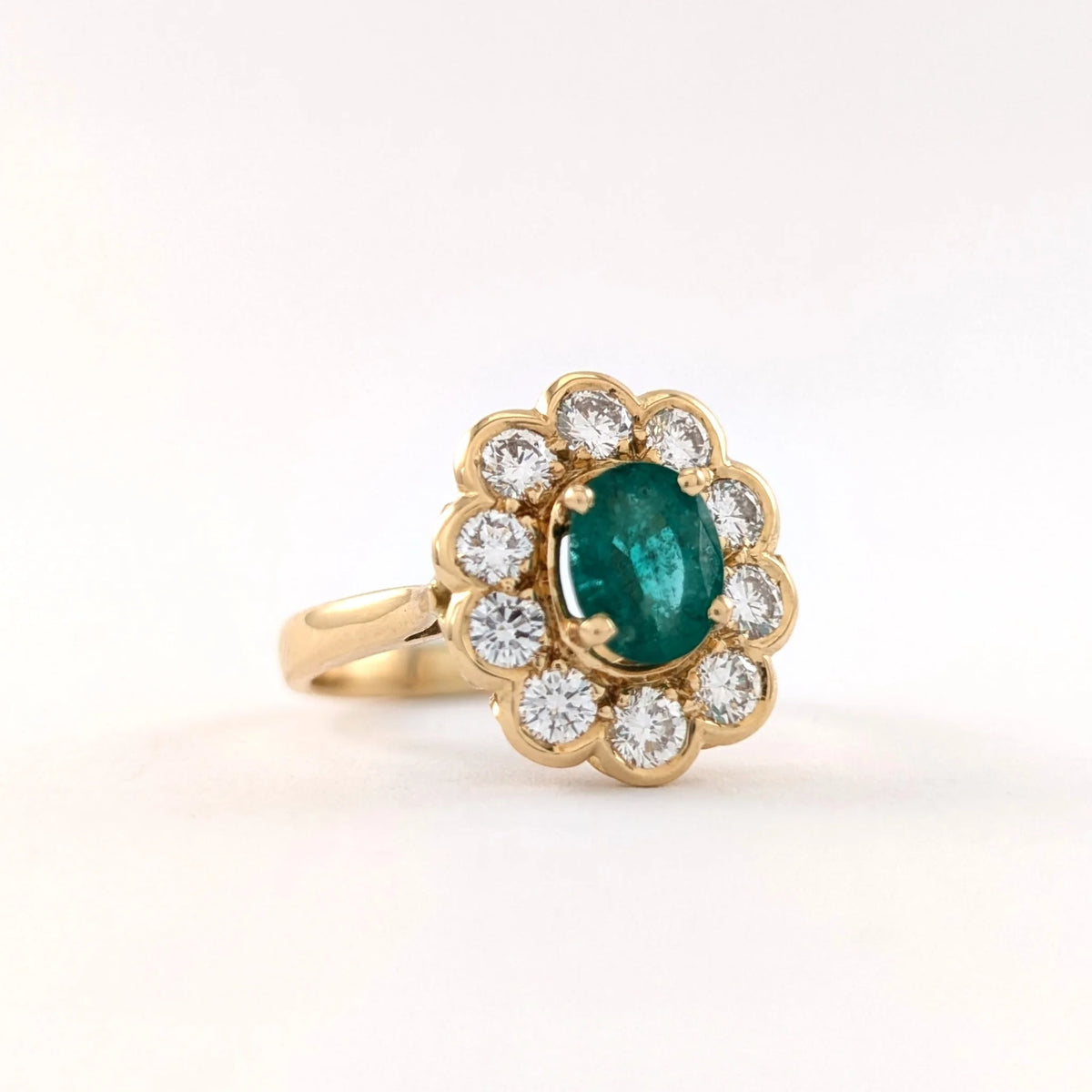 Bague Marguerite en or jaune, émeraude et diamants