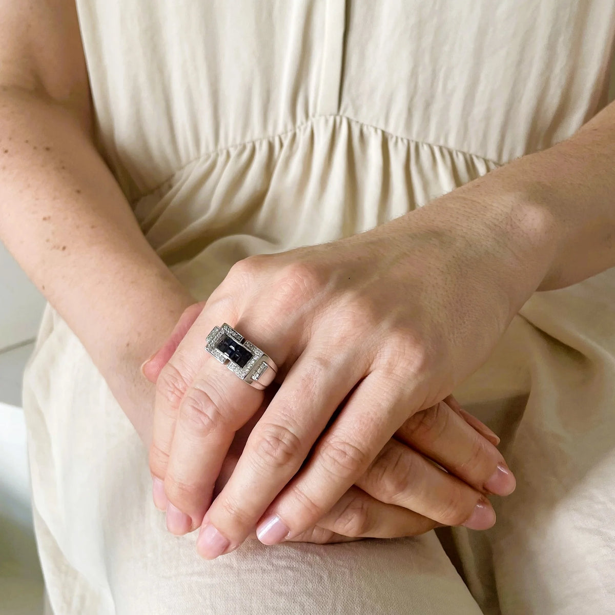 Bague Tank en or blanc, saphirs et diamants
