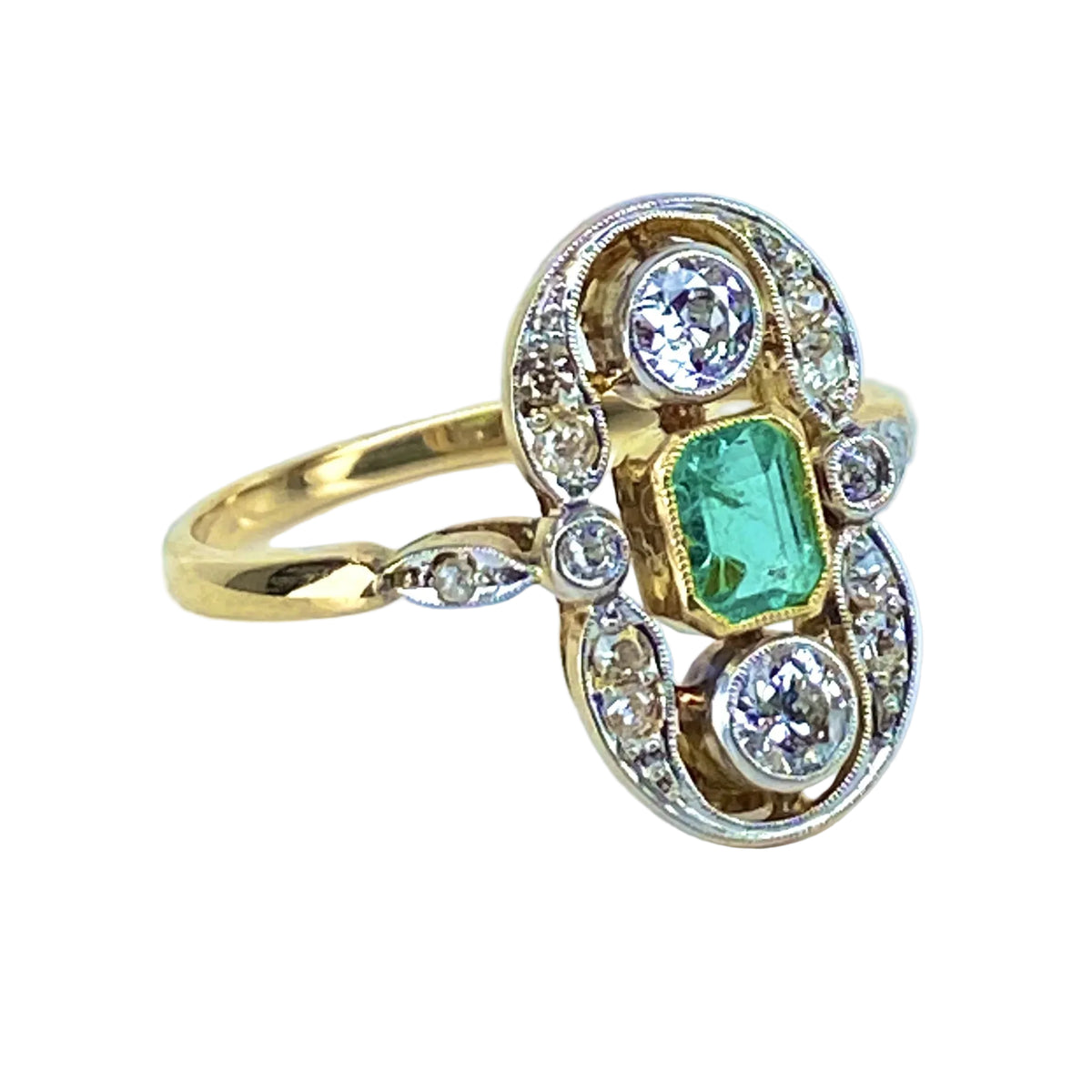 Bague Entourage en or jaune, émeraude et diamants