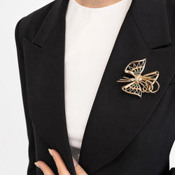 Broche en or jaune, émeraudes et diamants