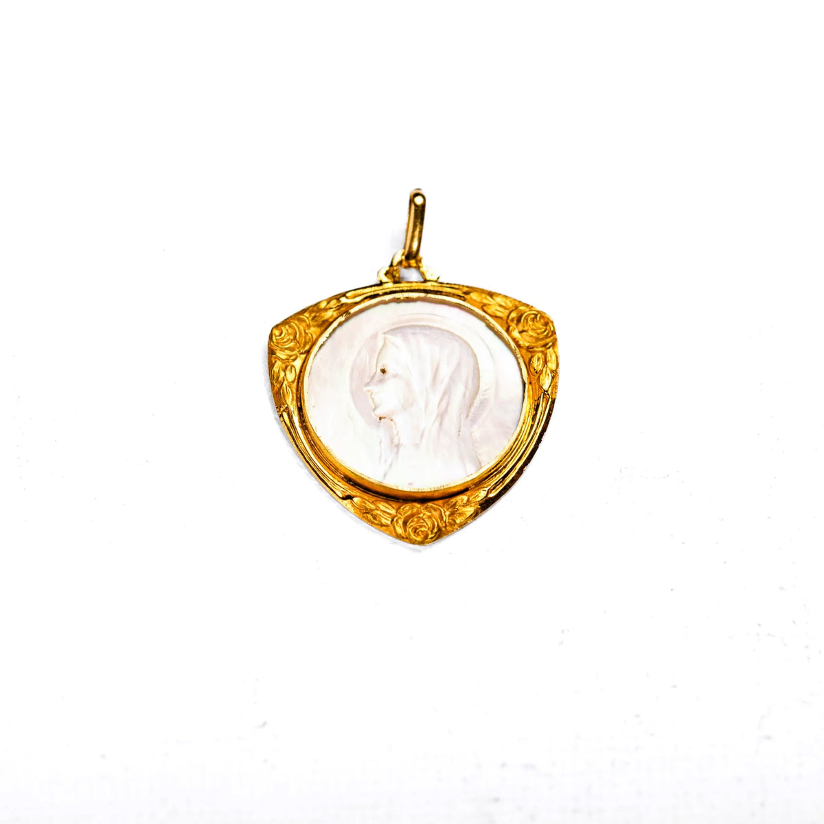 Médaille en or jaune et nacre