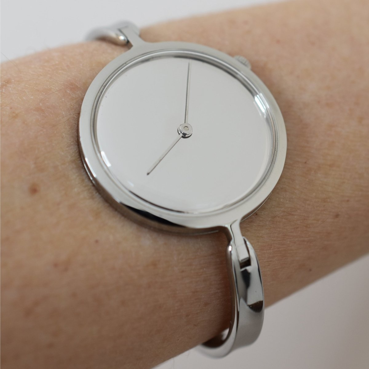 Georg Jensen dame, "Vivianna" Bangle Watch, numérotée 227, Circa 1970 - Castafiore