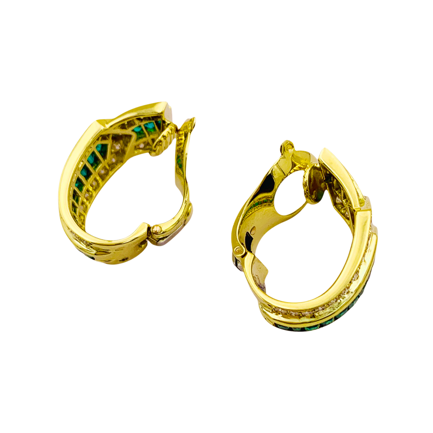 Boucles d'oreilles Van Cleef & Arpels, "Ceinture", or jaune, diamants et émeraude.