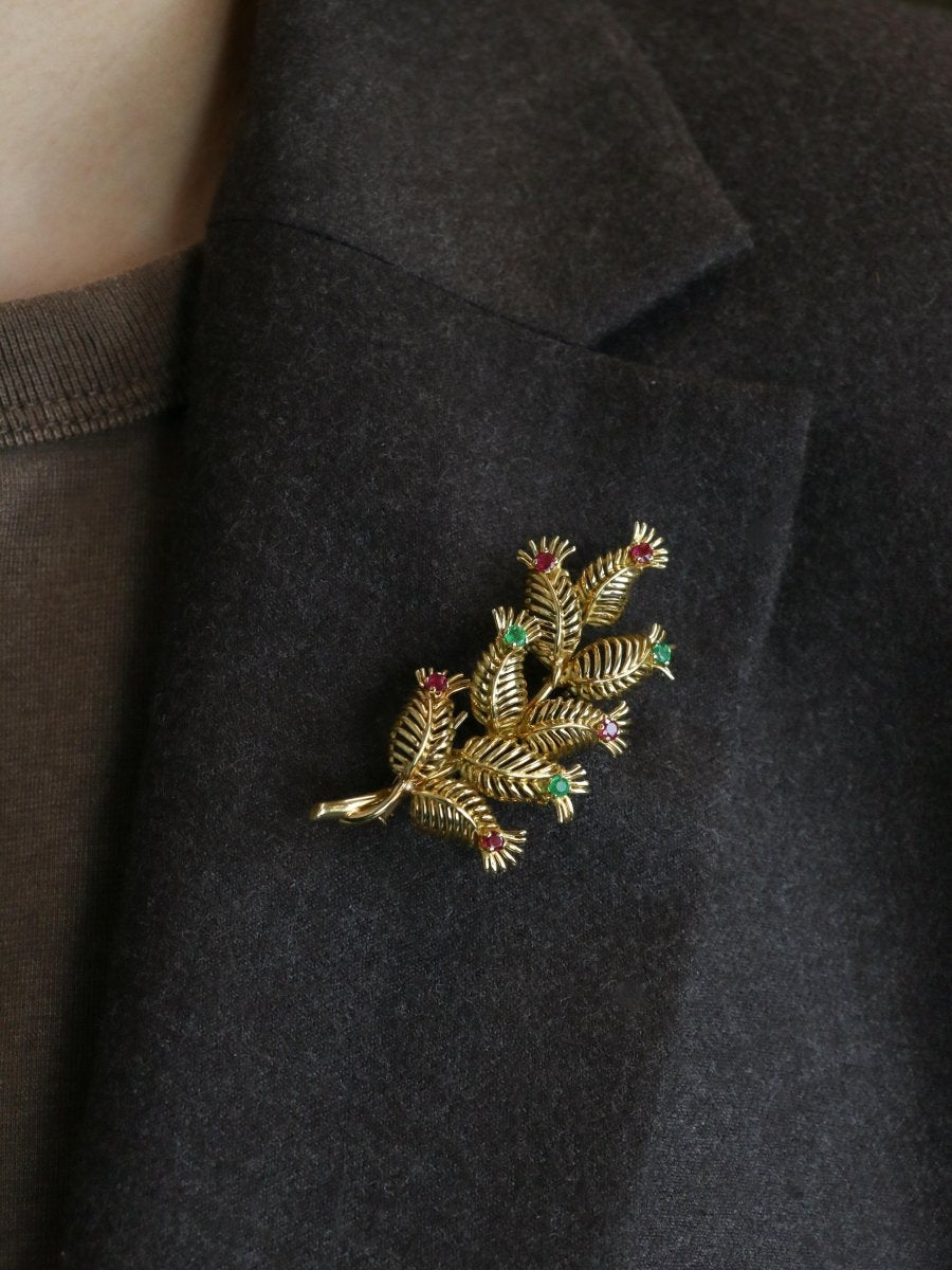 GUBELIN Broche feuille or rubis émeraudes - Castafiore