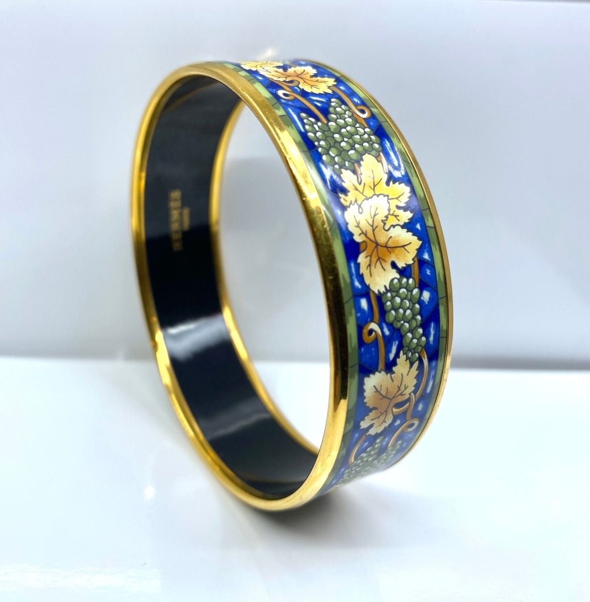 HERMÈS bracelet en métal doré et émail. - Castafiore