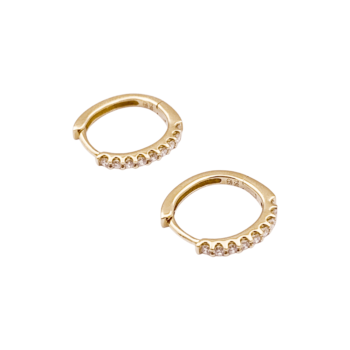 Paire de petites créoles en or jaune, diamants.