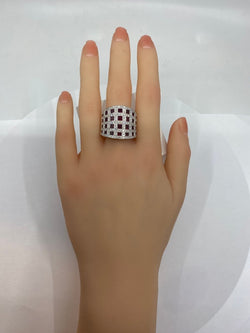 Importante bague bandeau coktail en or blanc 18 carats en rubis et diamants - Castafiore