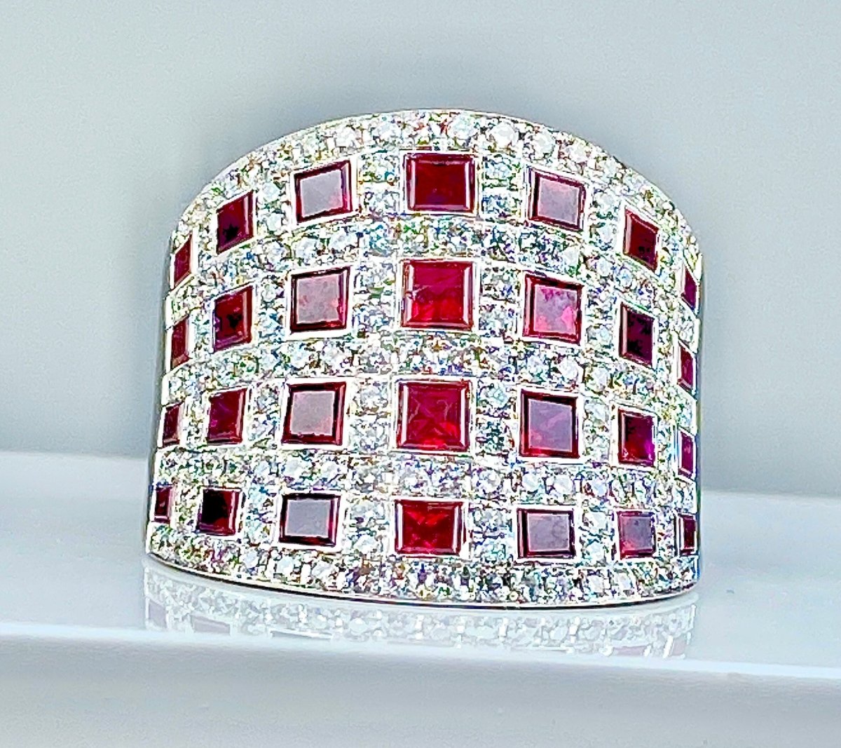 Importante bague bandeau coktail en or blanc 18 carats en rubis et diamants - Castafiore