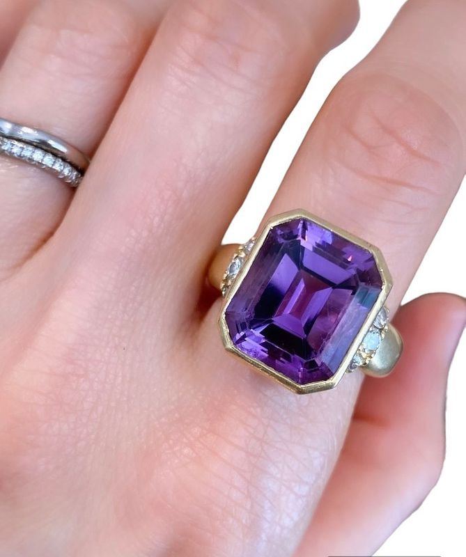 Importante bague, en or jaune 18k, améthyste et diamants