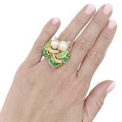 Bague Dior, “Jardins de Milly-la-Forêt”, "Navets", émeraudes, tsavorites, diamants, perles.
