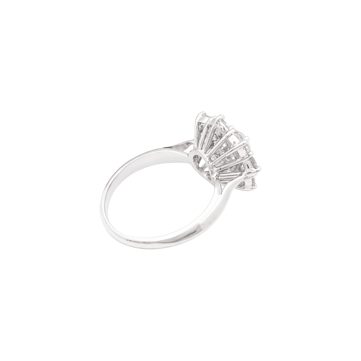 Bague Marguerite en or blanc et platine, sertie de diamants.