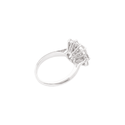Bague Marguerite en or blanc et platine, sertie de diamants.