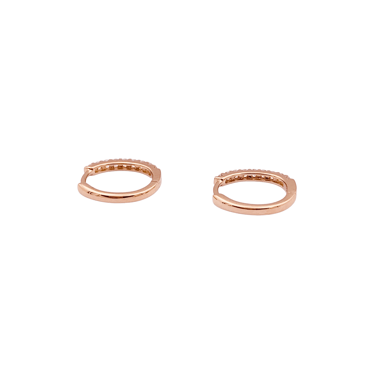 Paire de petites créoles en or rose, diamants.