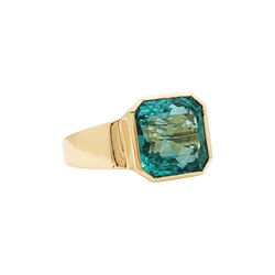 Bague chevalière or jaune et émeraude.
