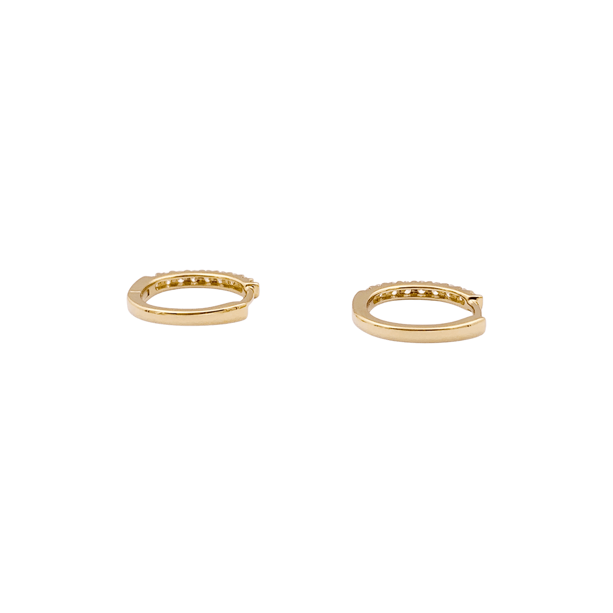 Paire de petites créoles en or jaune, diamants.