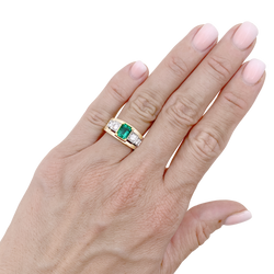 Bague bandeau deux tons d'or, émeraude et diamants.