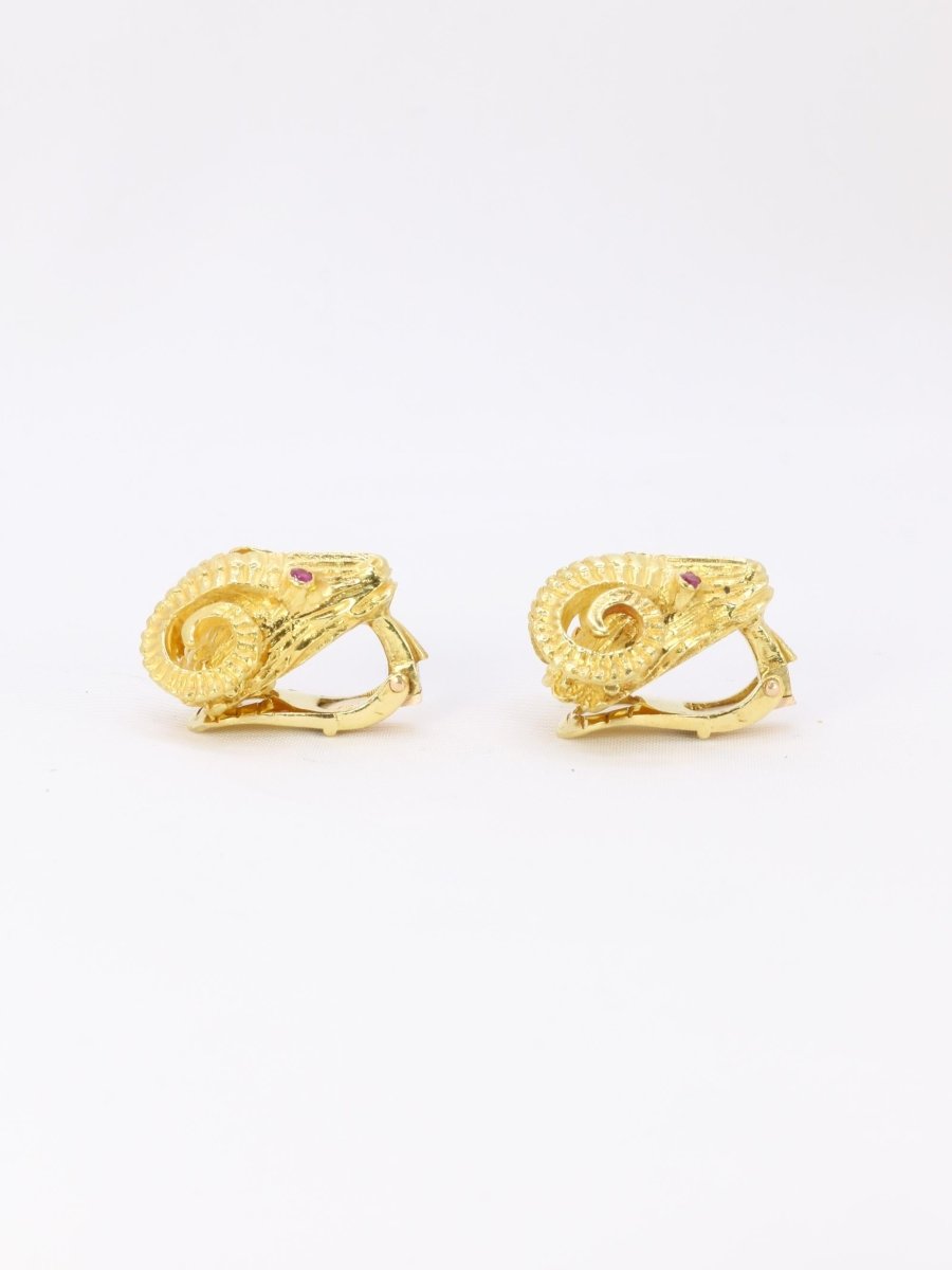 LALAOUNIS (Att. à) Clips d'oreilles tête de belier or jaune rubis - Castafiore