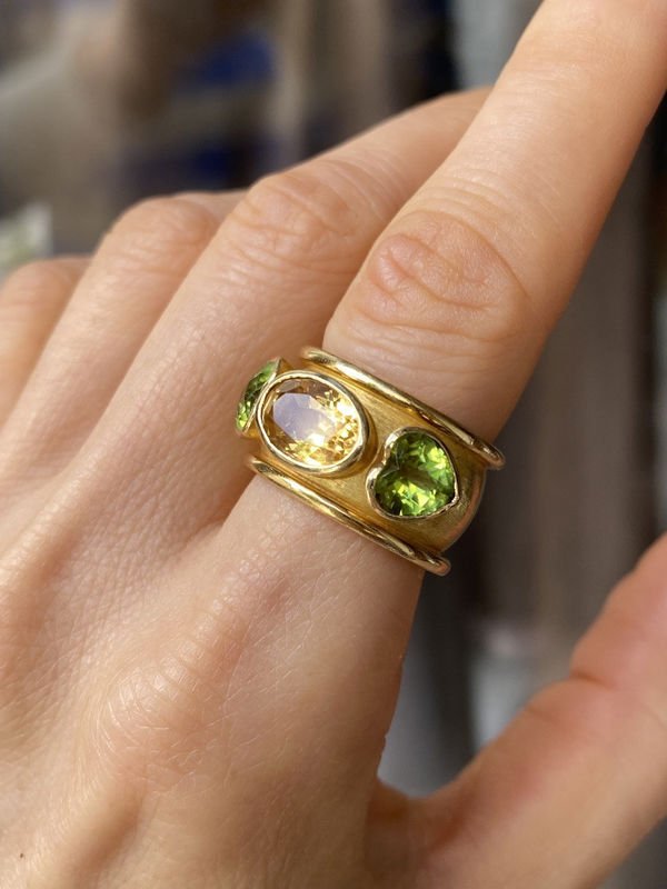 Large bague en or jaune 18K citrine et péridots - Castafiore