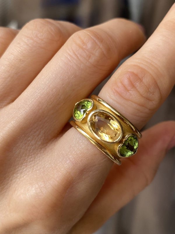 Large bague en or jaune 18K citrine et péridots - Castafiore