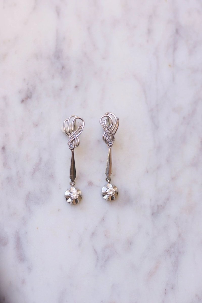 Longues boucles d'oreilles vintage pendantes, or blanc et diamants, années 60 - Castafiore