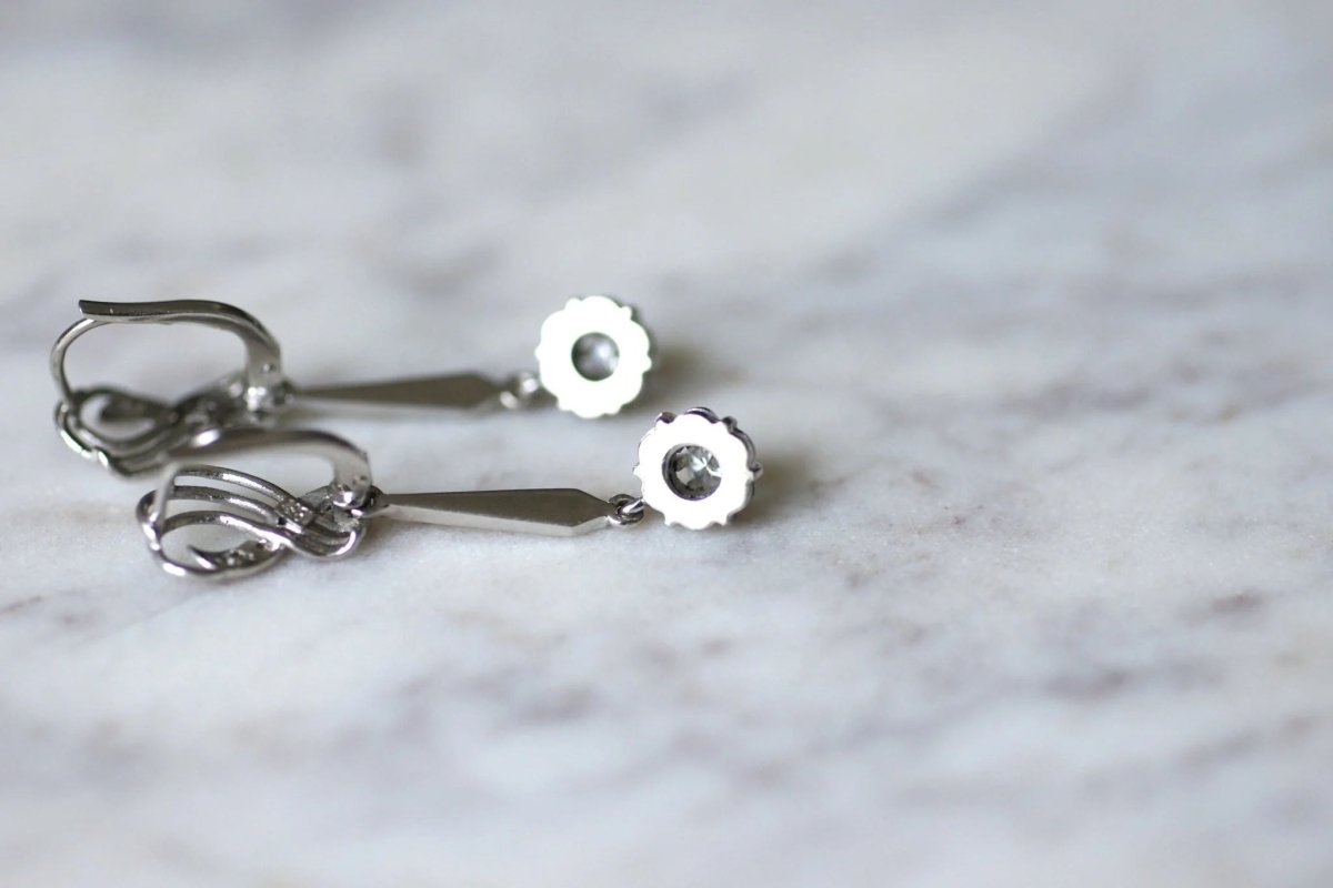 Longues boucles d'oreilles vintage pendantes, or blanc et diamants, années 60 - Castafiore