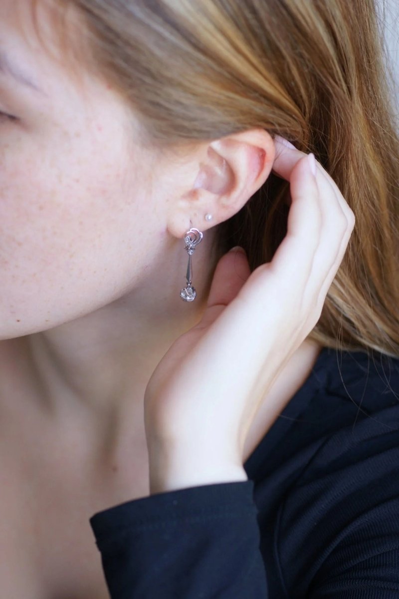 Longues boucles d'oreilles vintage pendantes, or blanc et diamants, années 60 - Castafiore