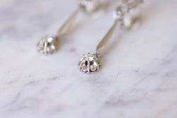 Longues boucles d'oreilles vintage pendantes, or blanc et diamants, années 60 - Castafiore