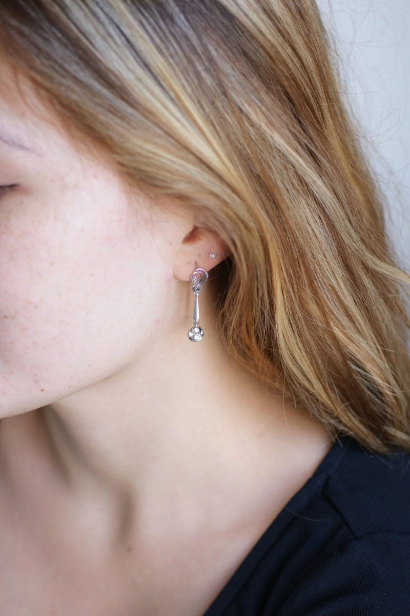 Longues boucles d'oreilles vintage pendantes, or blanc et diamants, années 60 - Castafiore