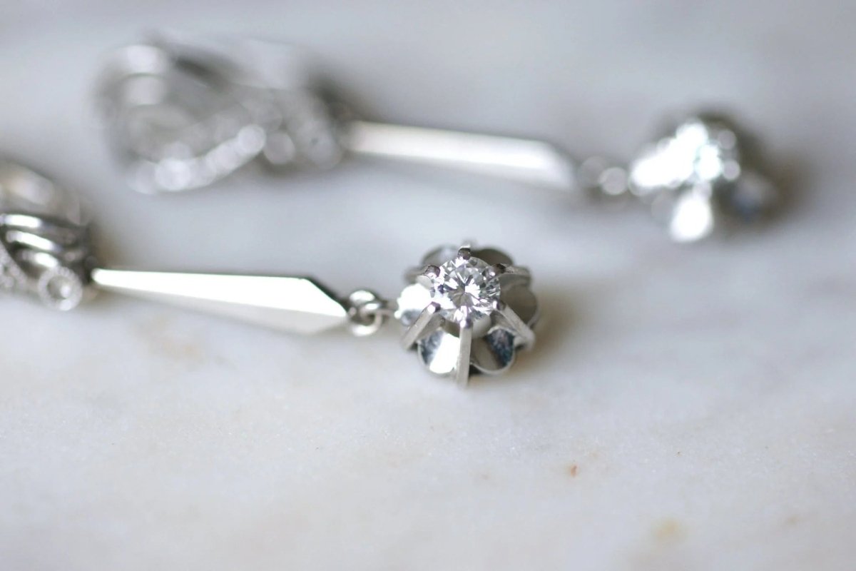 Longues boucles d'oreilles vintage pendantes, or blanc et diamants, années 60 - Castafiore