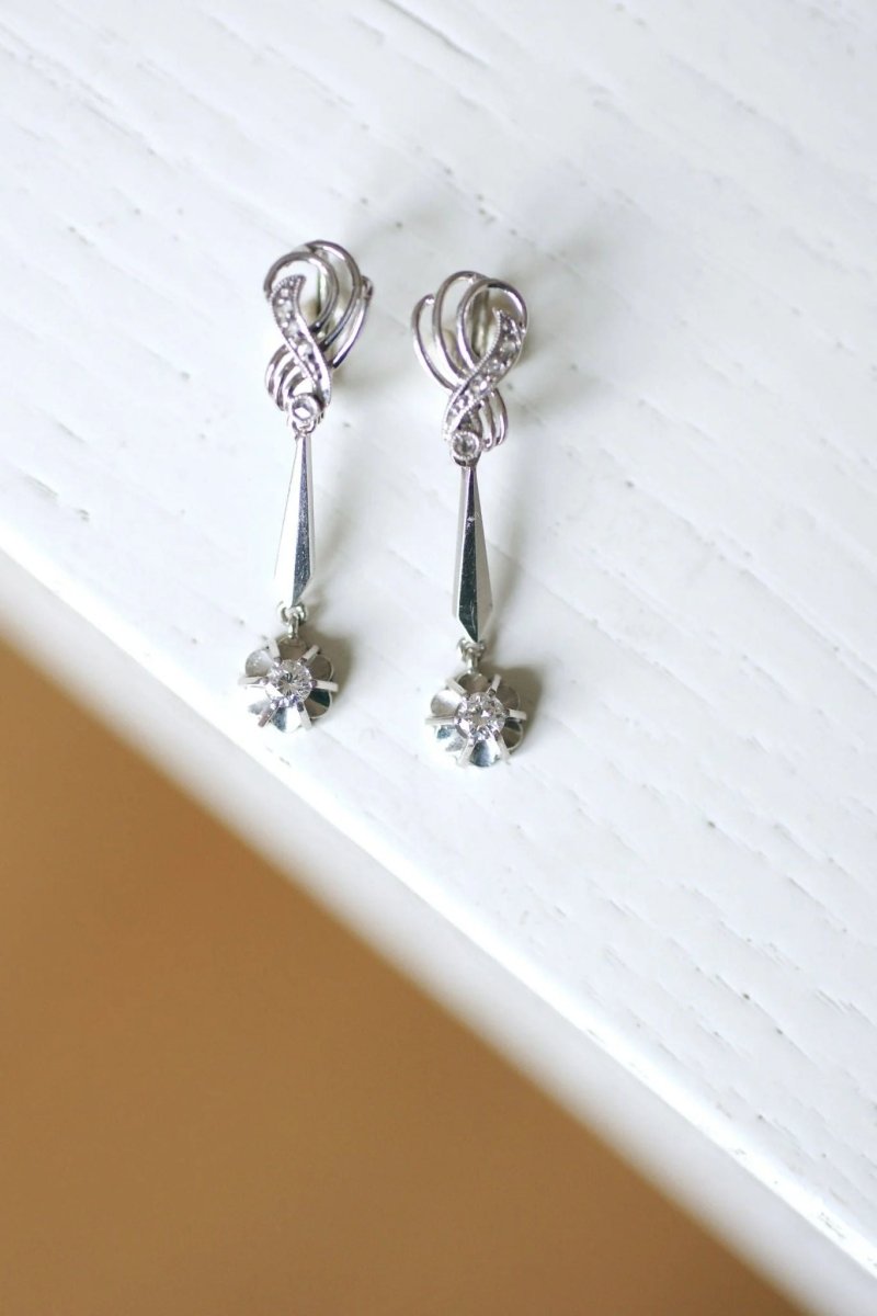 Longues boucles d'oreilles vintage pendantes, or blanc et diamants, années 60 - Castafiore