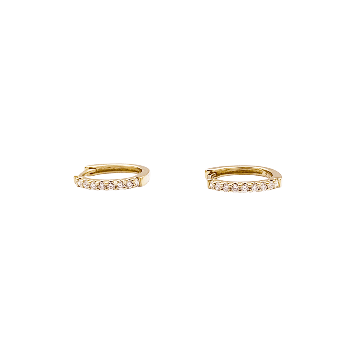 Paire de petites créoles en or jaune, diamants.