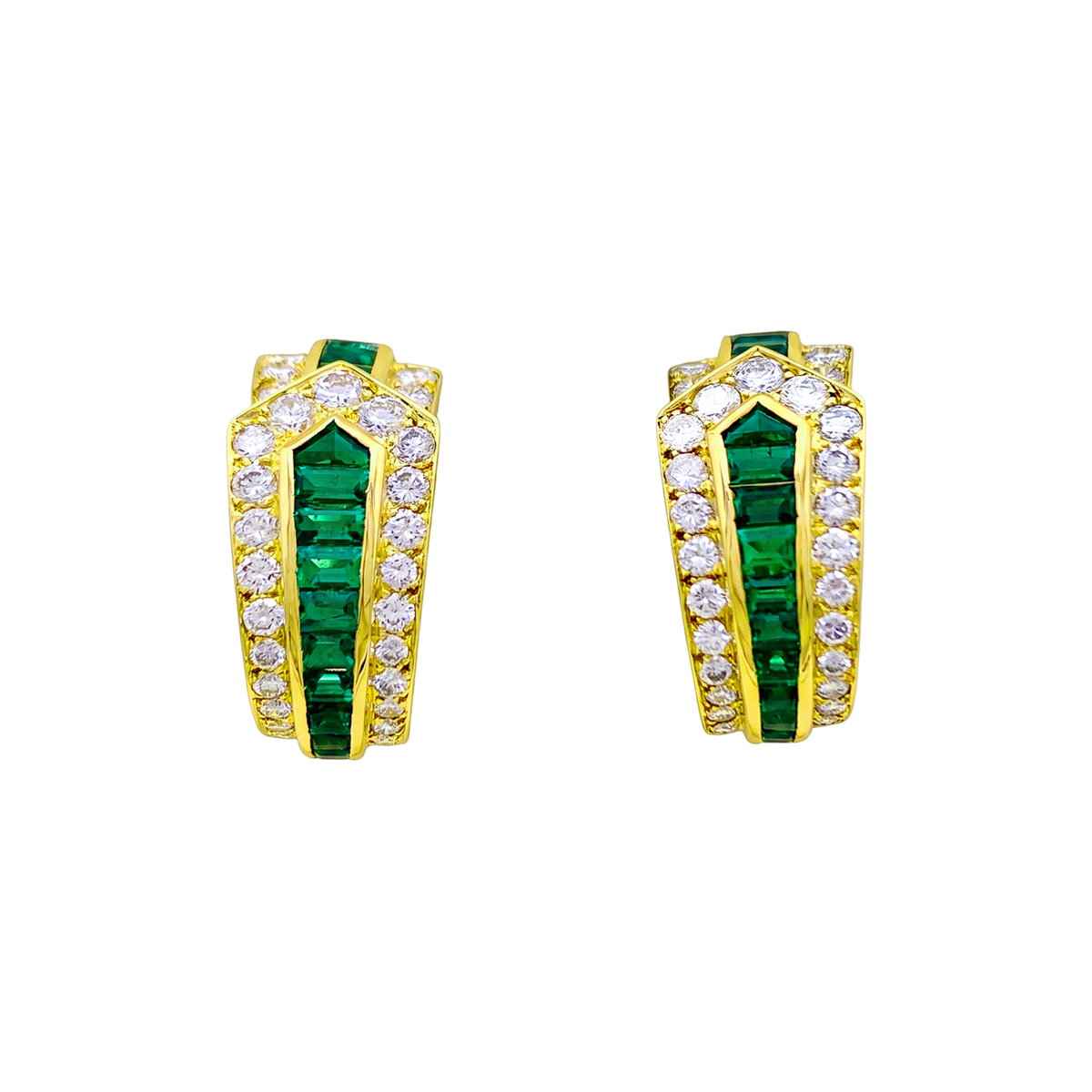 Boucles d'oreilles Van Cleef & Arpels, "Ceinture", or jaune, diamants et émeraude.