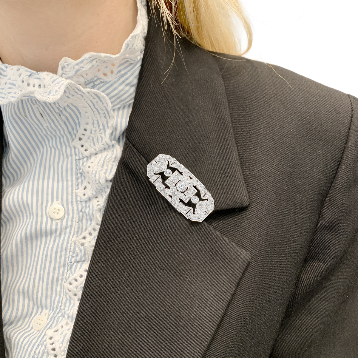 Broche Art Déco en platine, or blanc et diamants.