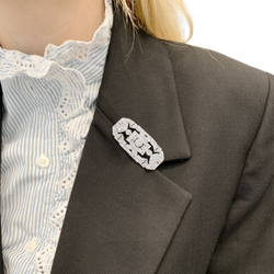 Broche Art Déco en platine, or blanc et diamants.