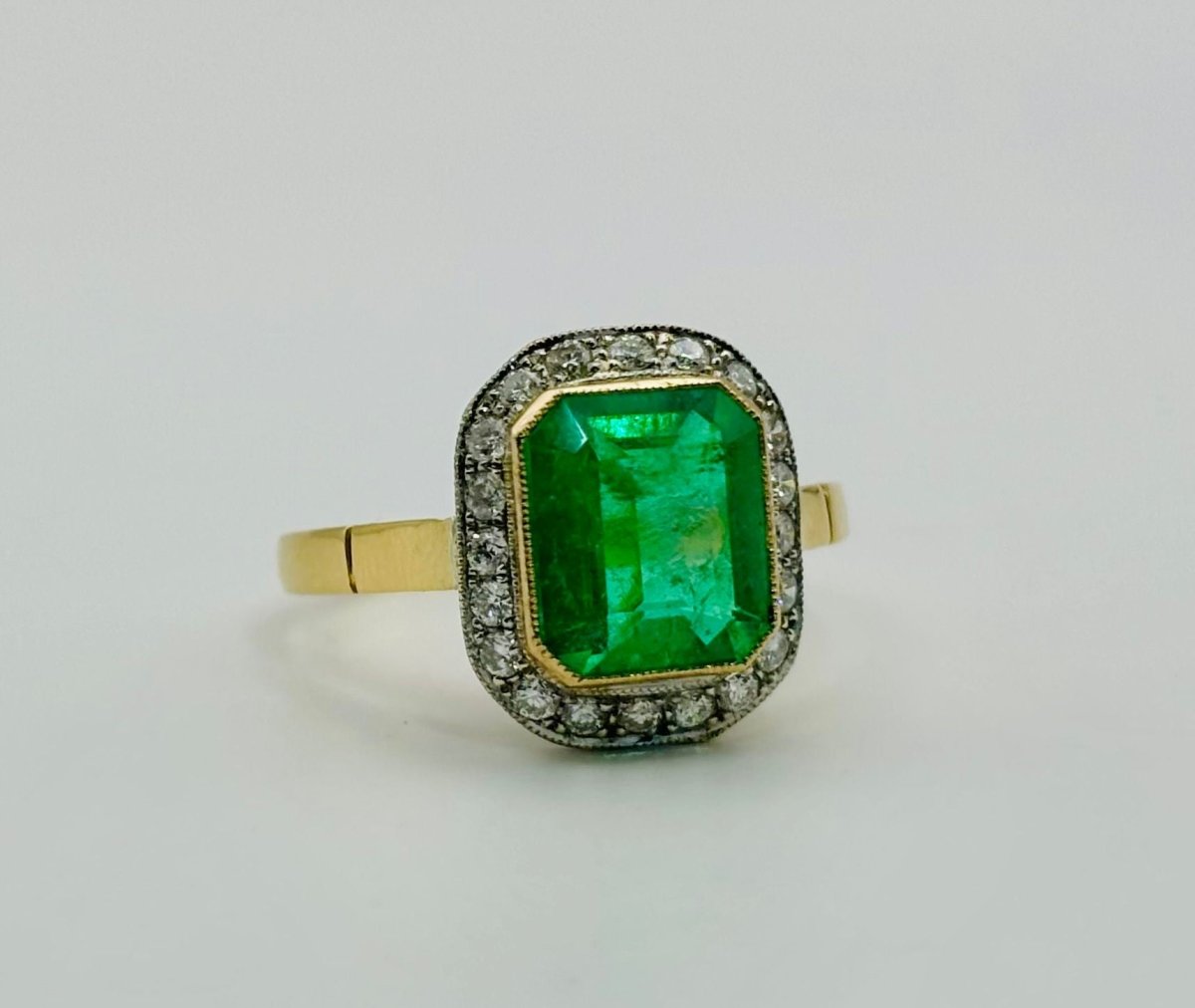 “Majestad Esmeralda” — ANILLO DE ORO Y PLATINO CON DIAMANTES - Castafiore