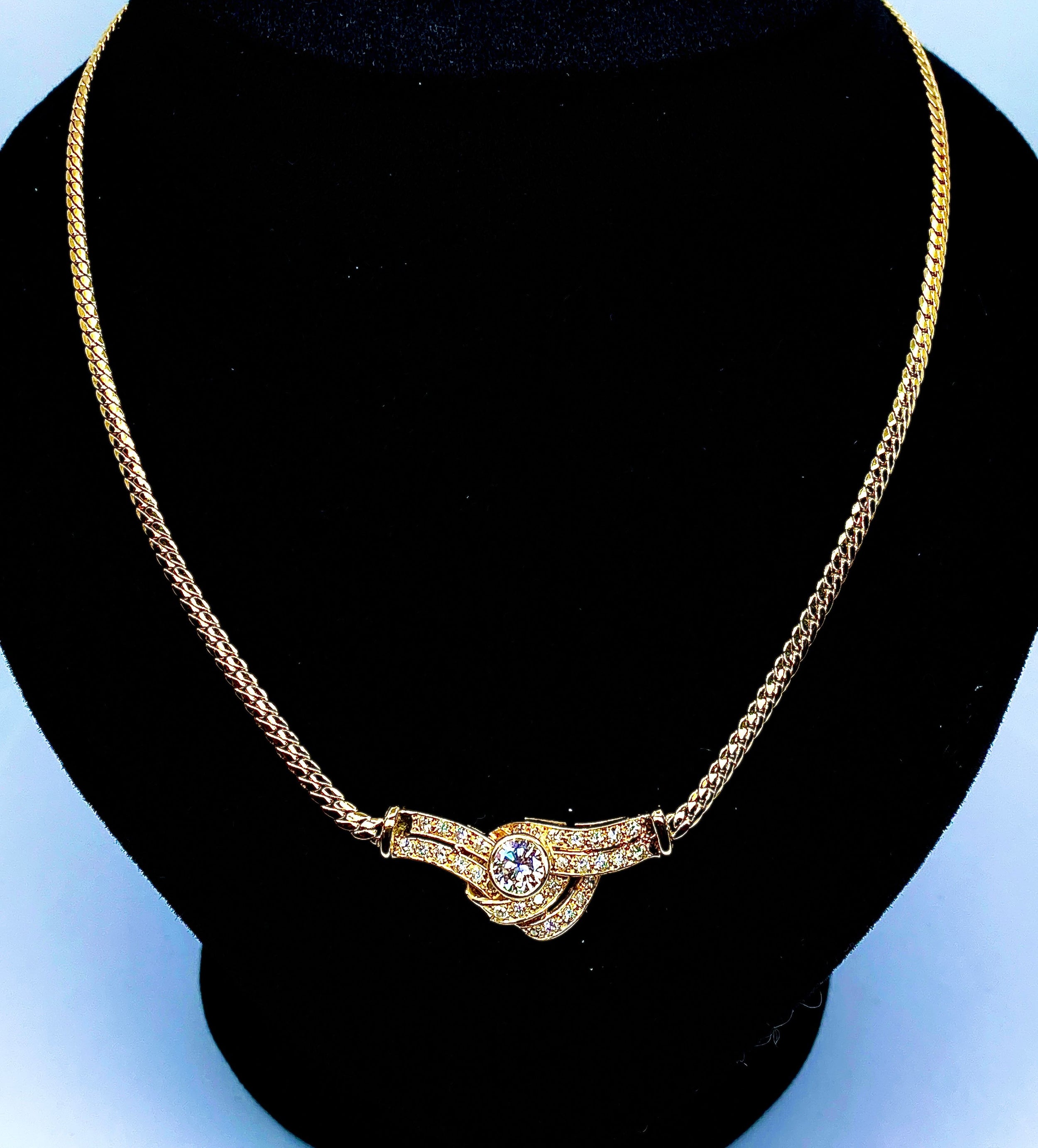 Collier en or jaune 18 carats et motif en diamants