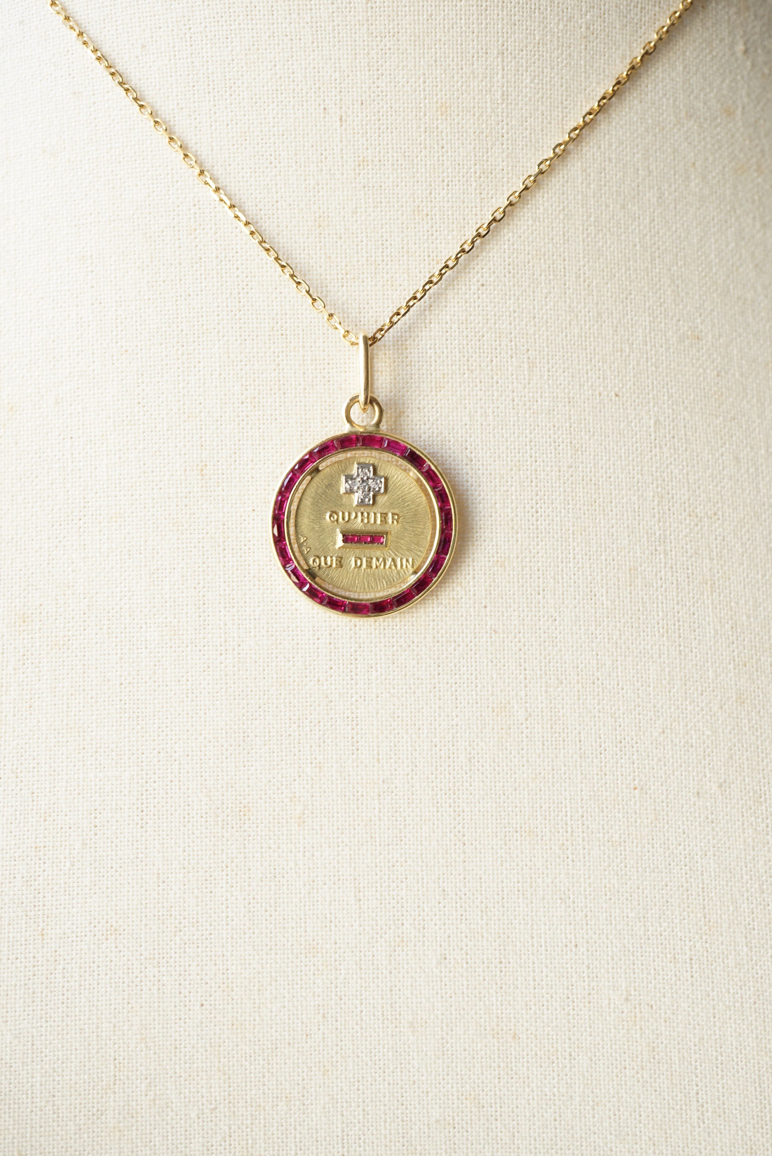 Augis Médaille or rubis et diamants