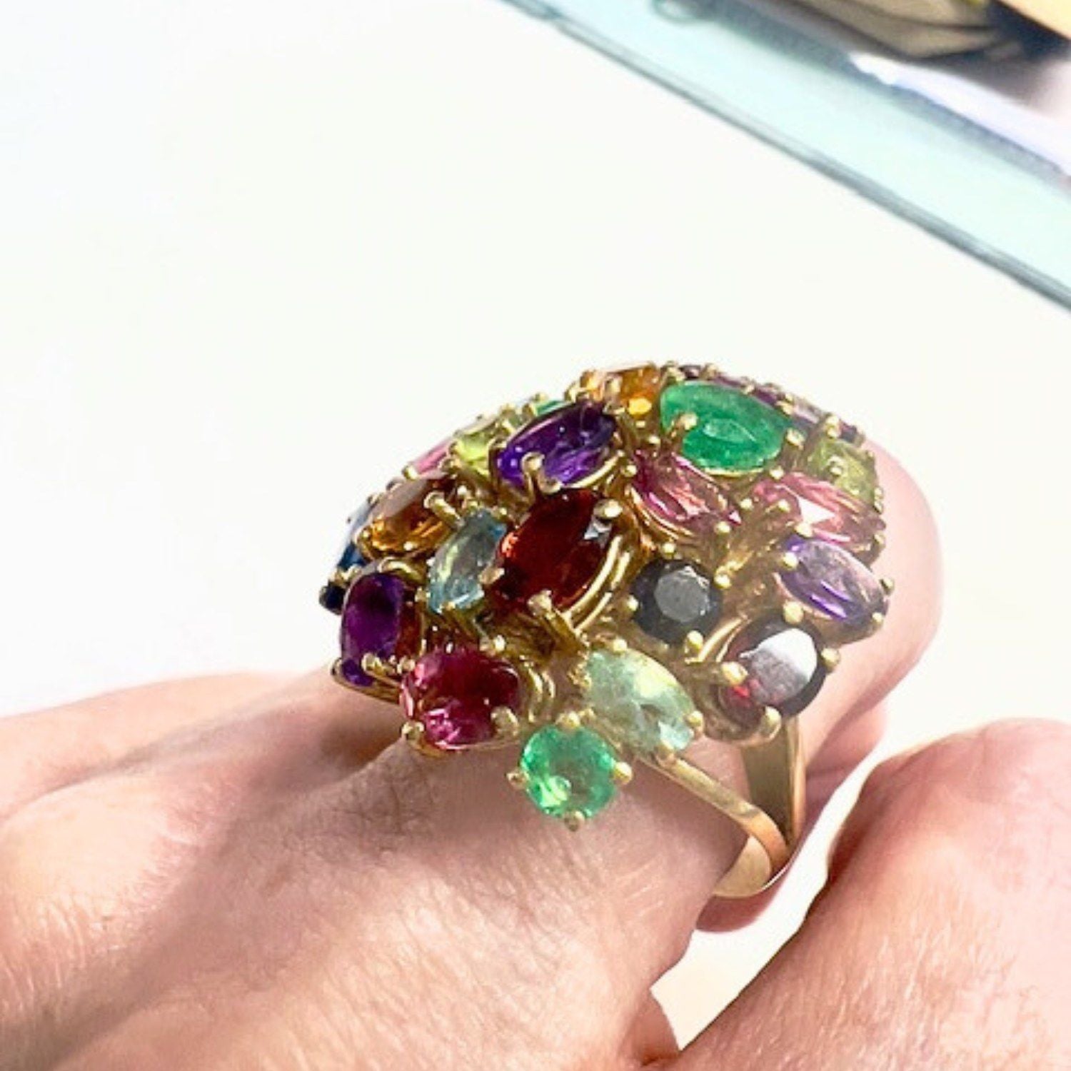 SORTIJA DISEÑO CONTEMPORÁNEO de ORO 18 kts con AGUAMARINA Y VARIAS GEMAS NATURALES