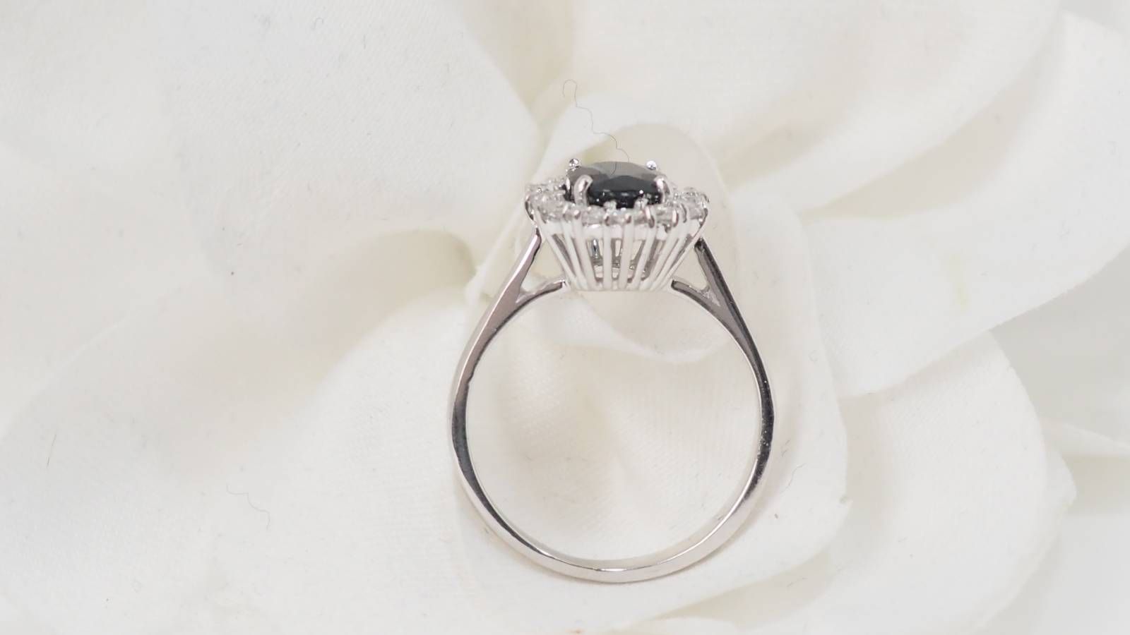 Bague marguerite en or blanc, saphir et diamants
