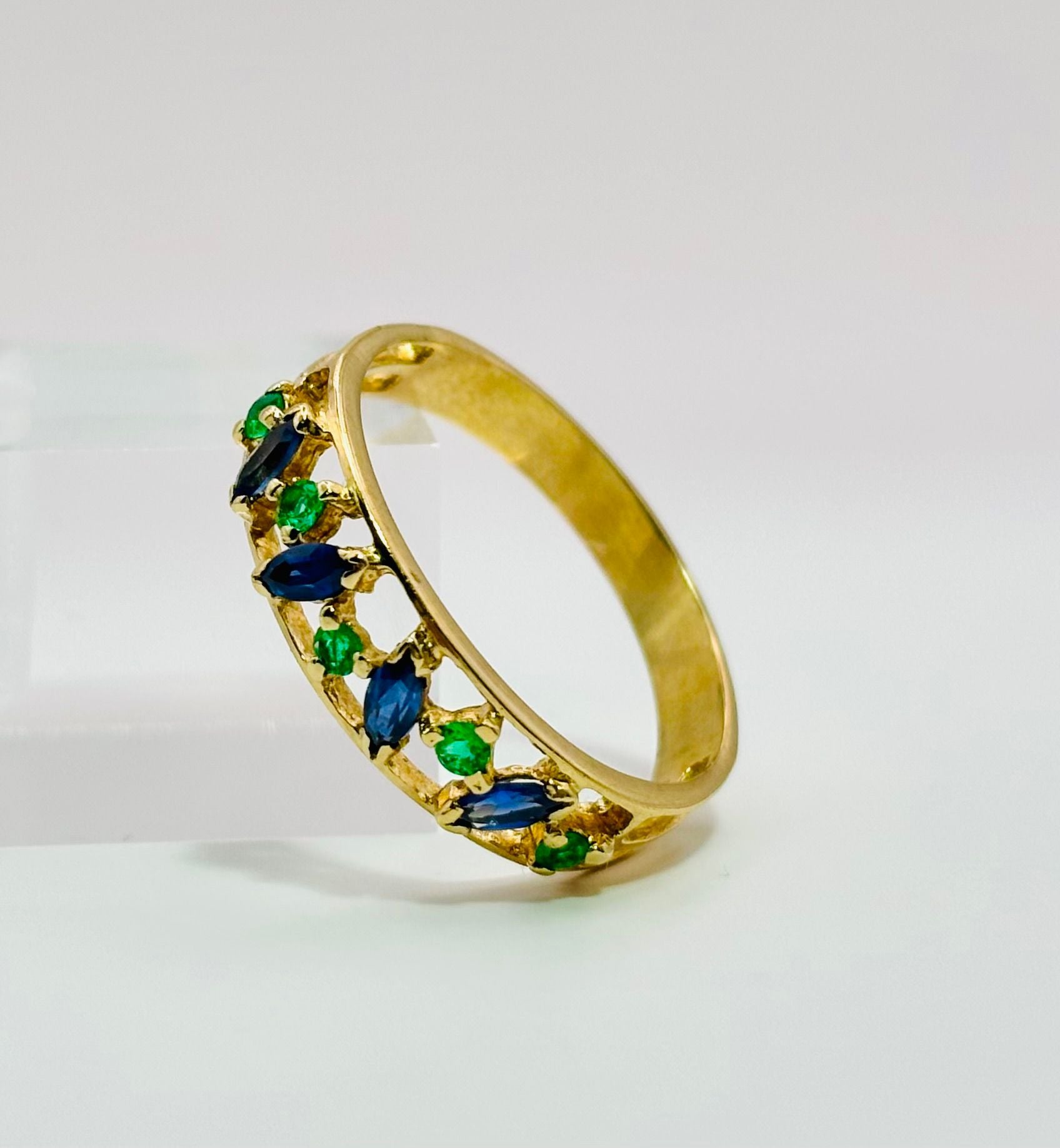 Bague en or jaune et émeraudes et saphirs
