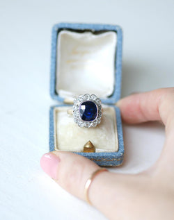 Bague Pompadour Art Déco Saphir Siam Non Chauffé et Diamants