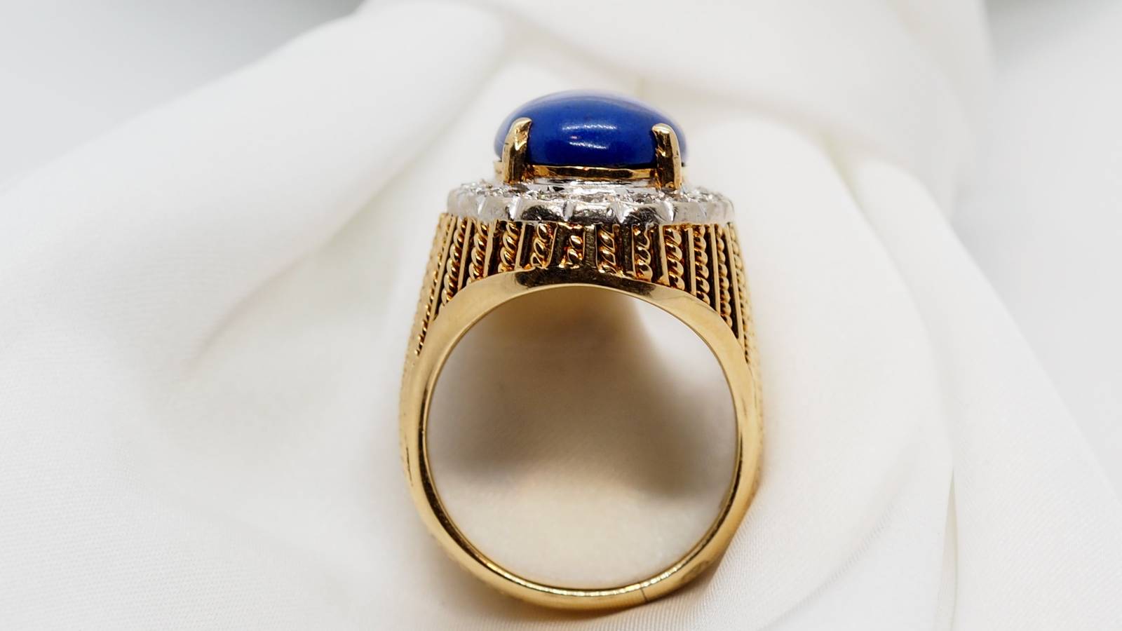 Yellow gold ring, Lapis Lazuli cabochon and diamonds 