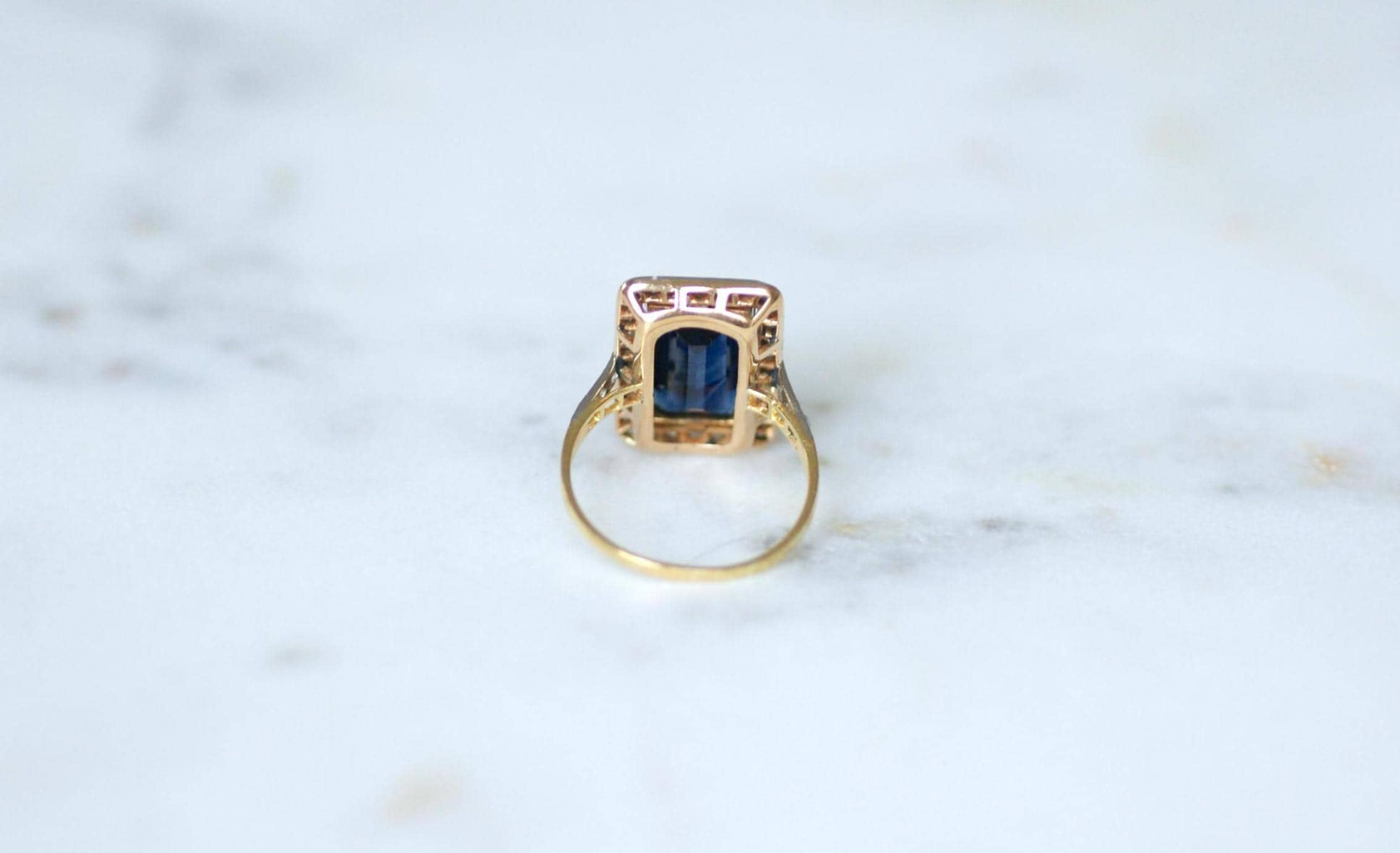 Ring Art Deco rectangular in yellow gold and paltinium with sapphire and diamonds