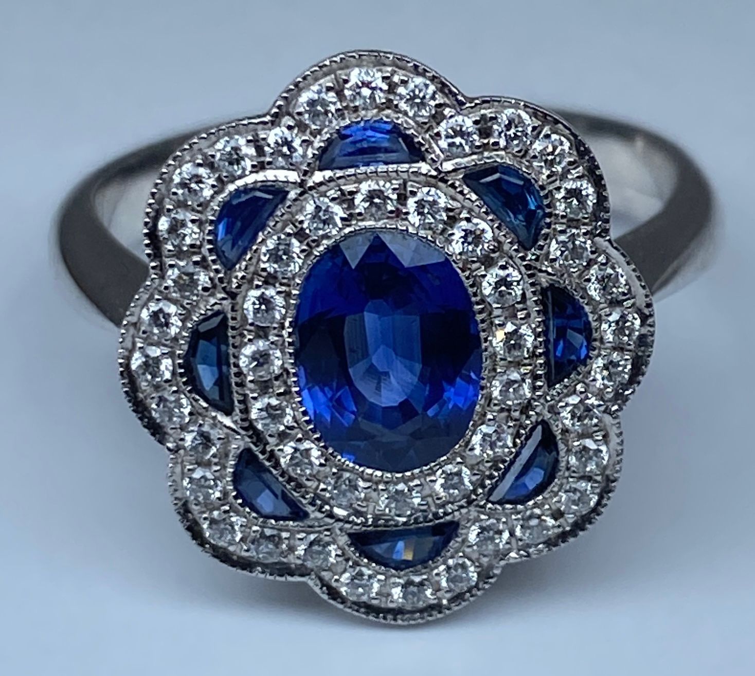 Bague marguerite en or 18 carats en saphirs et diamants