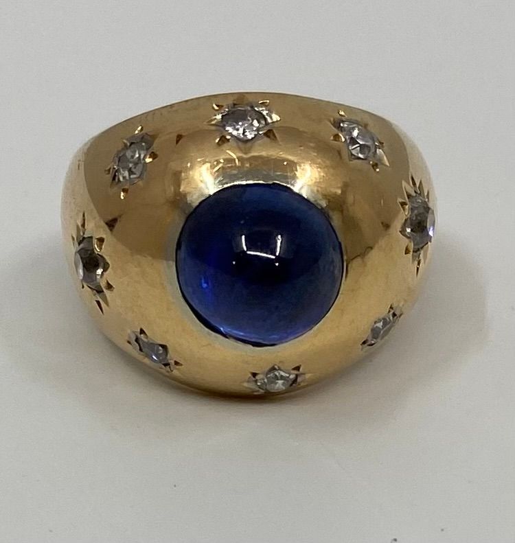 Bague en or 18 carats, saphir cabochon 5.10 ct ceylan non chauffé vers 1940