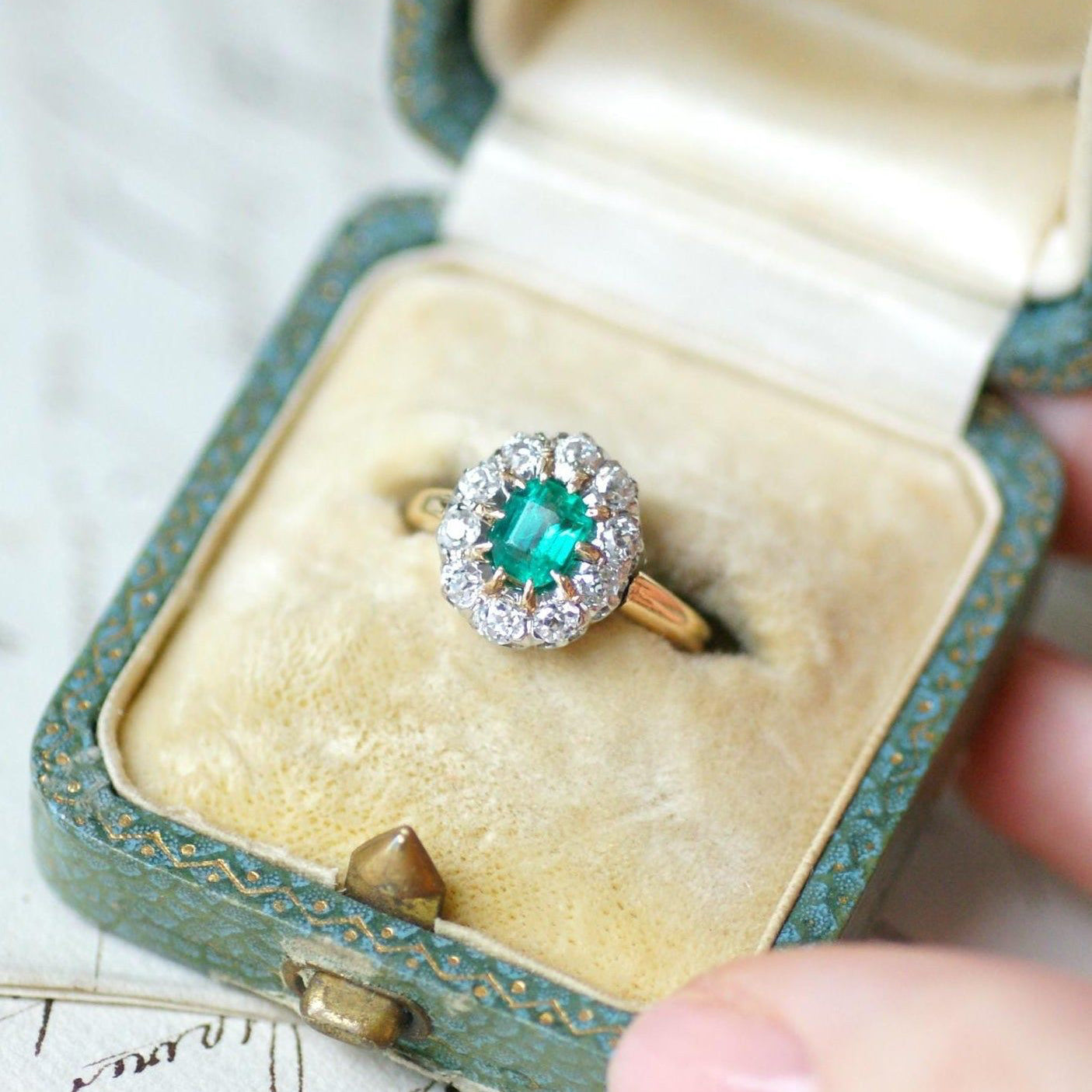 Bague marguerite ancienne en or jaune et argent avec émeraude et diamants