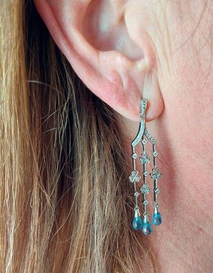 boucles d'oreilles en or blanc topazes et diamant