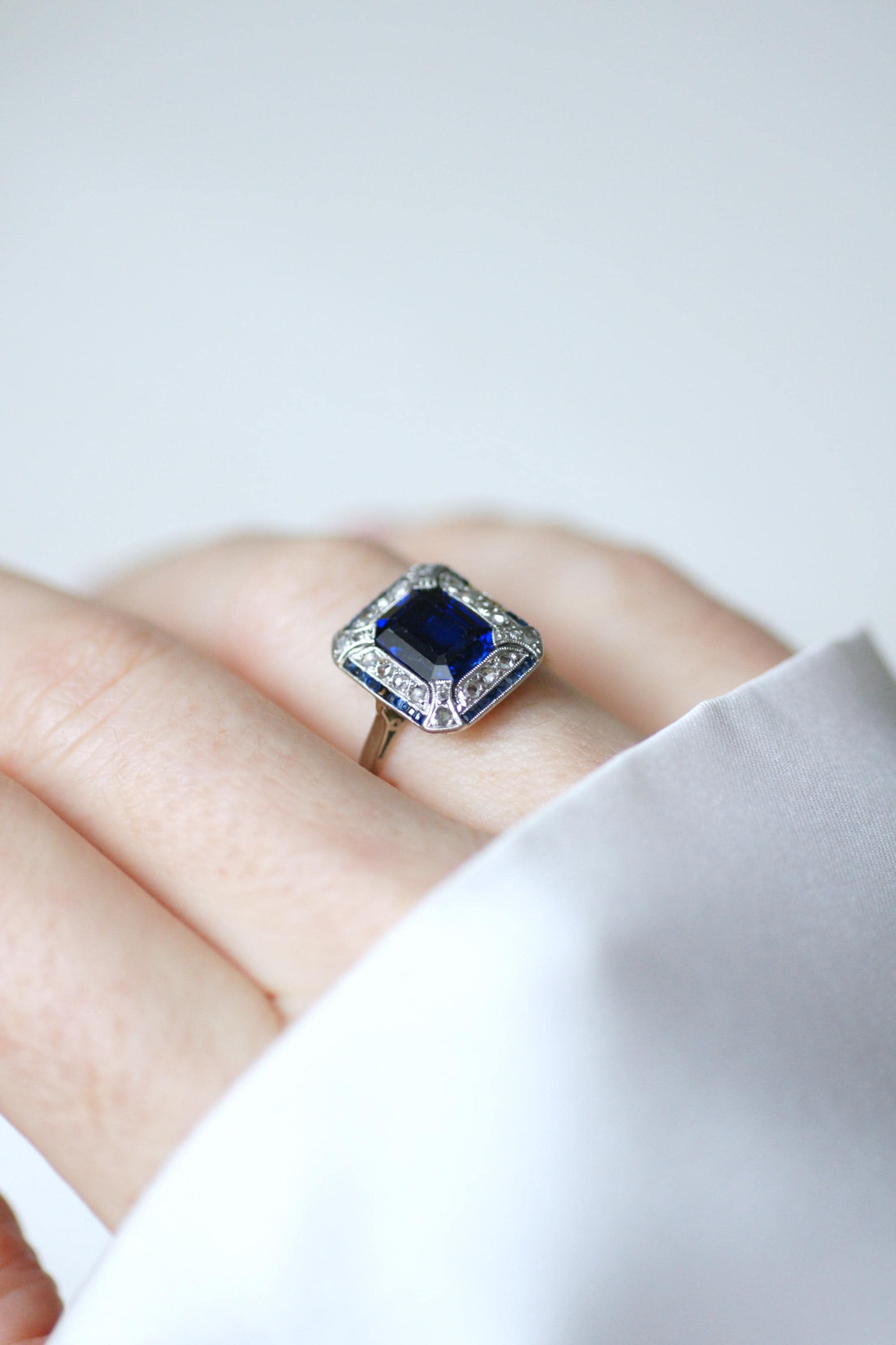 Bague Art Deco octogonale en or blanc et platine avec saphir synthétique et diamants