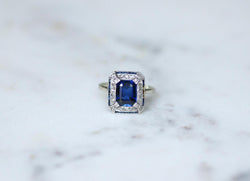 Bague Art Deco octogonale en or blanc et platine avec saphir synthétique et diamants