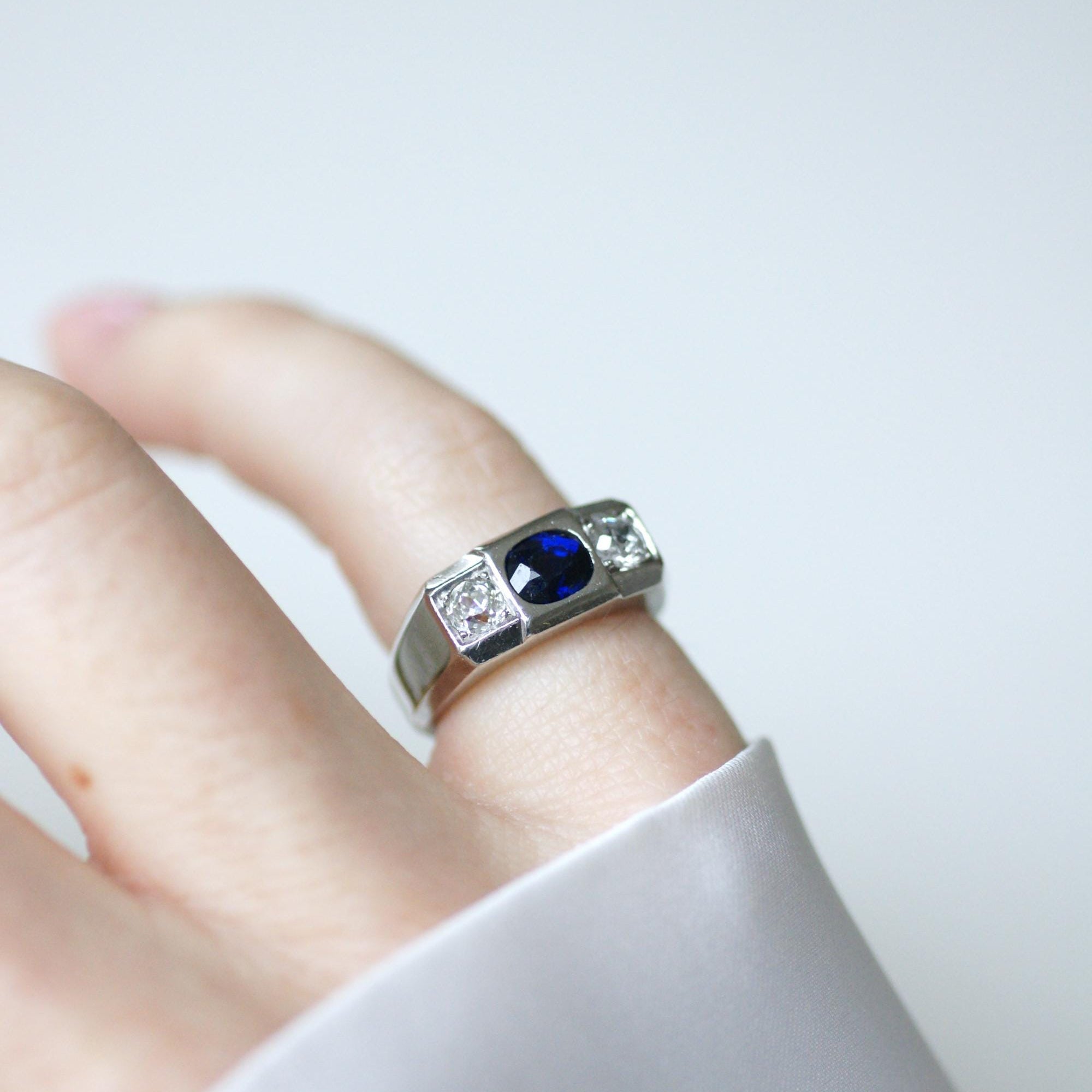 Bague LOUIS HEISSLER chevalière art deco en platine et saphir non chauffé